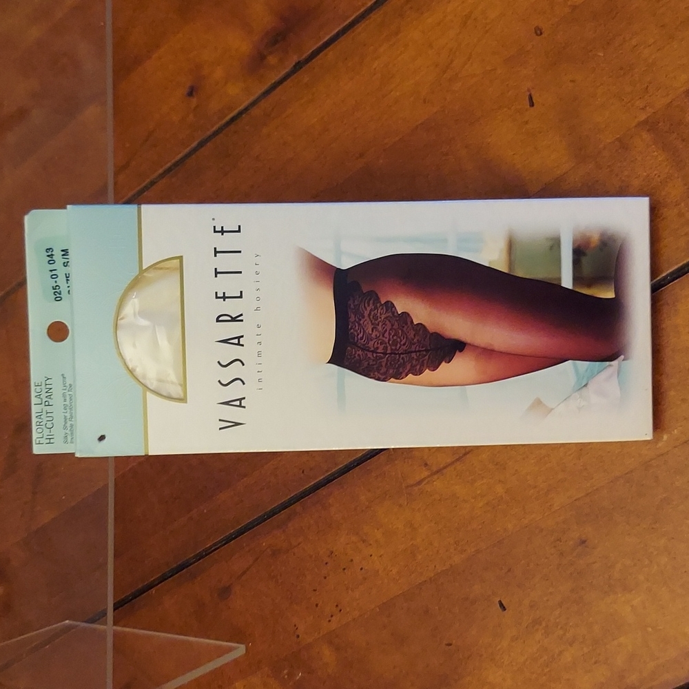 NEW | VINTAGE | VASSARETTE PANTYHOSE | SIZE SMALL / MEDIUM